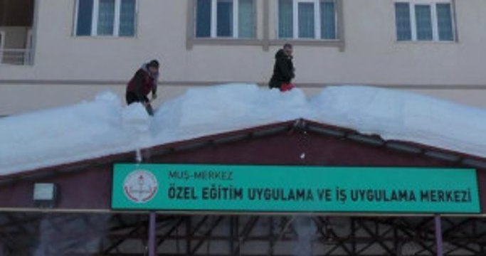 Tatil Dinlemeyen Öğretmenler, Okullarının Çatısındaki Karı Temizledi
