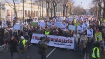 Vienna: donne musulmane protestano contro divieto a indossare il velo