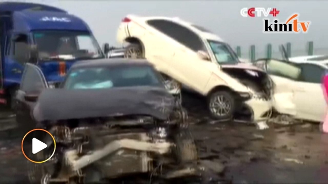 Fog causes 27-car pileup in east China