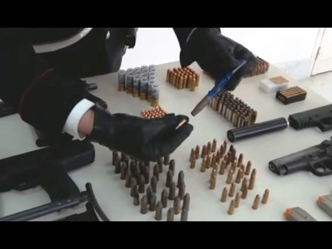 Caivano (NA) - Arsenale da guerra in un terreno, c'è anche penna-pistola (04.02.17)