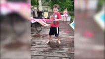 Ce gamin n'est pas doué en hula hoop