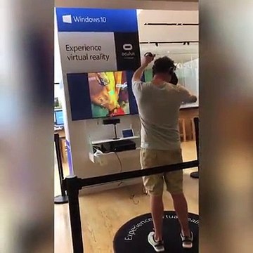 Un homme se prend une grosse gamelle en testant des lunettes de réalité virtuelle !