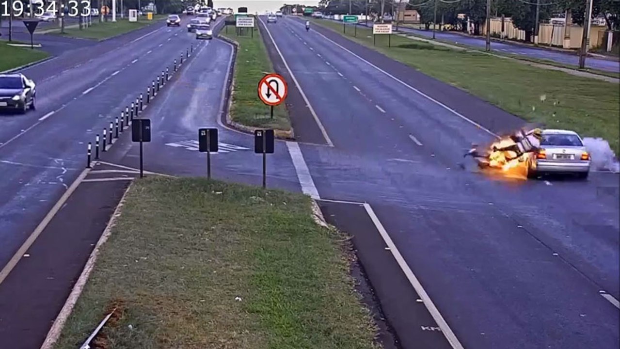 Accident entre une moto et une voiture d'une extrême violence