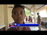 Sekolah ambruk di Karawang, siswa tetap bersemangat - NET12
