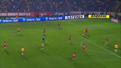 Le magnifique geste acrobatique de Gignac... sur le poteau !