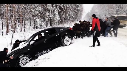 Il se mettent à plusieurs pour sortir une voiture d'un fossé enneigé ! Solidarité