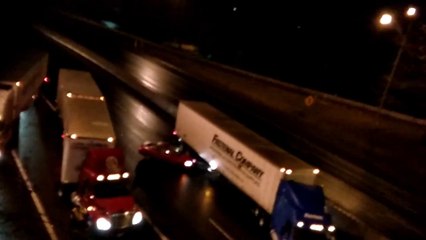 下载视频: Terrible carambolage à cause du verglas sur l'autoroute 5 de portland