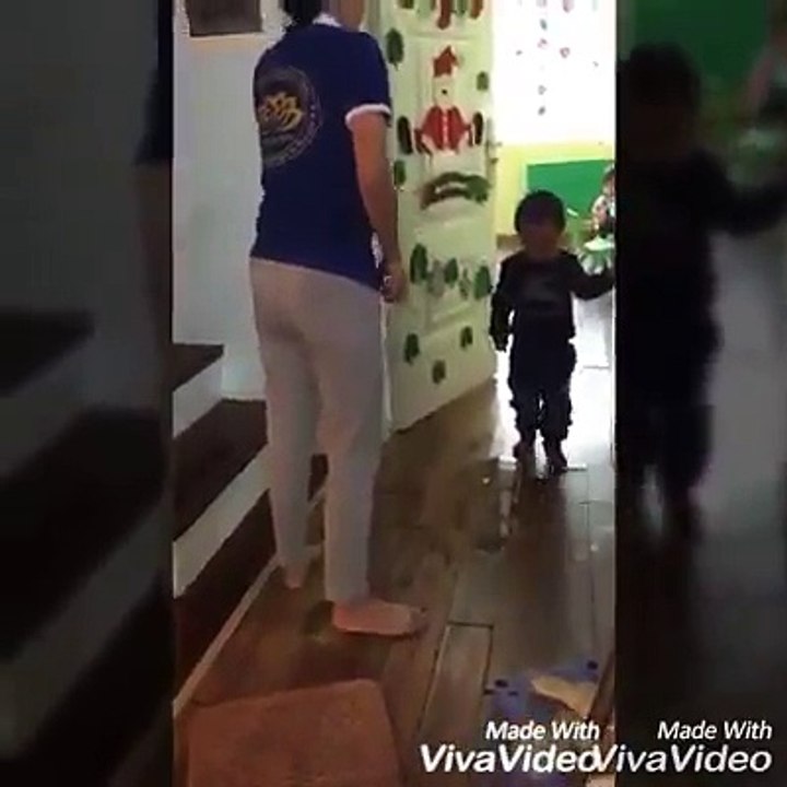 Bất bình clip giáo viên mầm non quát mắng, cầm dép đánh liên tục vào đầu học sinh