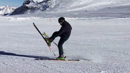 Cet homme est vraiment très fort en ski !