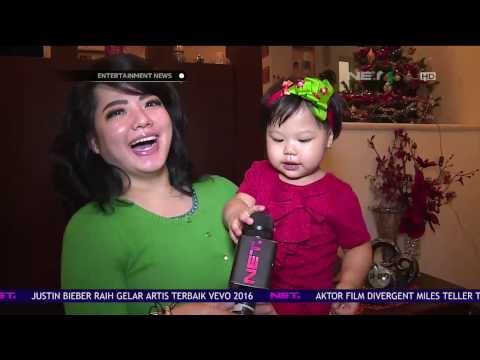 Keseruan Magdalena Menghias Pohon Natal Bersama Sang Anak