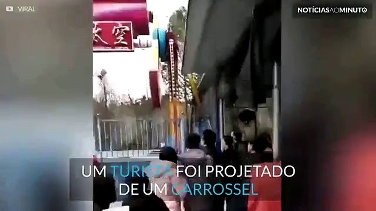 Turista projetado de um carrossel na China - FEV 2017