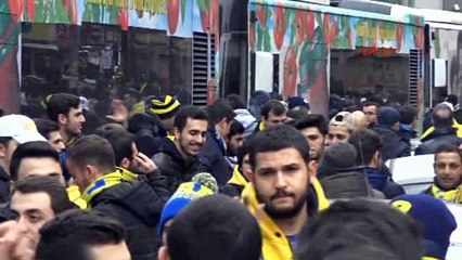 Fenerbahçeli taraftarlar Belediye otobüslerinin içini tribüne çevirdi