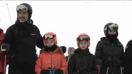 Los Reyes y sus hijas disfrutan en familia de una jornada de esquí en Astún