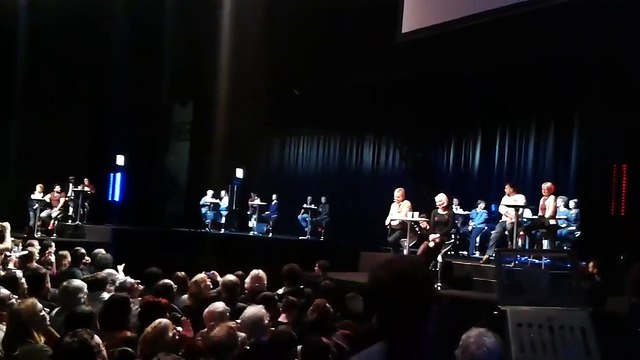 Quand l'hologramme de Jean-Luc Mélenchon apparaît lors de son meeting à Aubervilliers