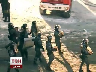 Беркут в Мариинском парке развлекается футболом и съезжает с горки на щитах