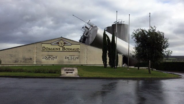 Les cuves de stockage de vin pour cognac sont tombées sur la distillerie Boinaud
