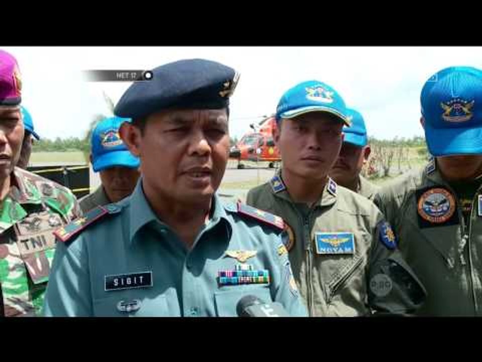 Penyelam terjun membawa Lifting Bag digunakan untuk evakuasi ekor pesawat AirAsia QZ8501 - NET17