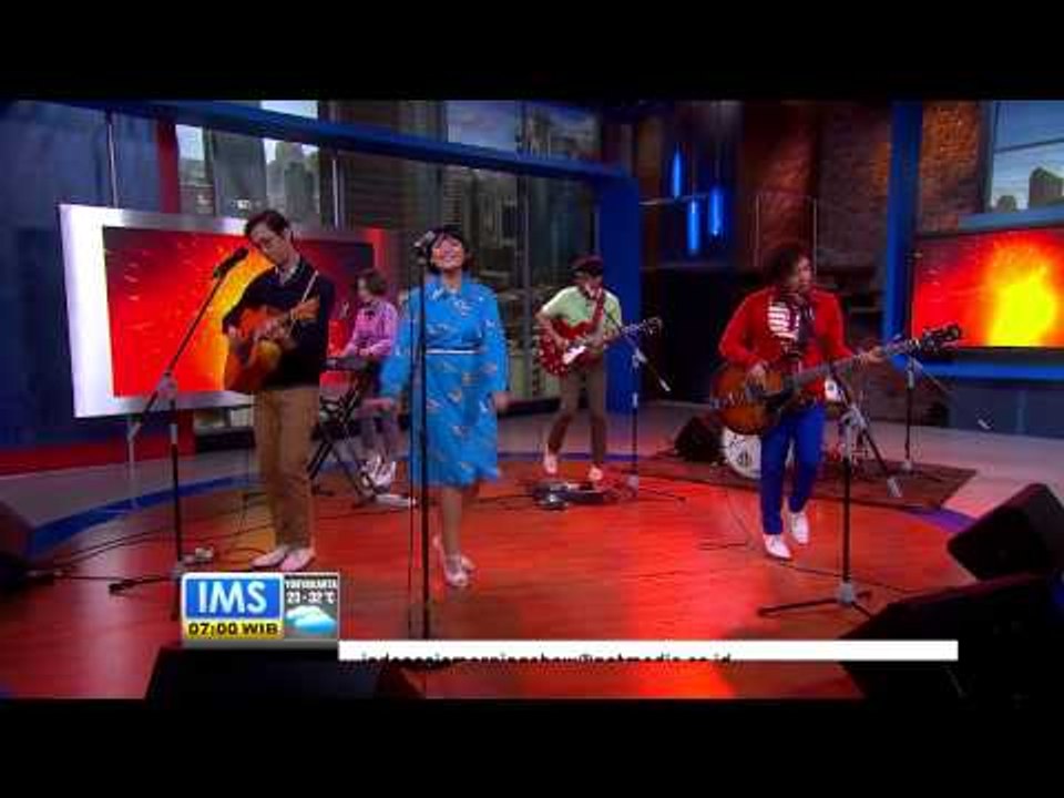 Performance White Shoes and The Couples Company - Aksi Kucing -IMS