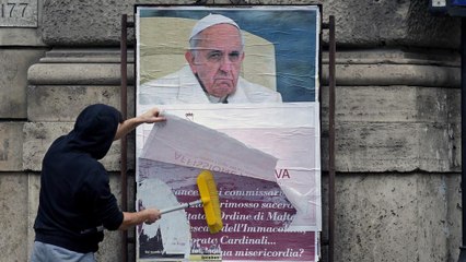 Misteriosos carteles contra el papa aparecen en Roma