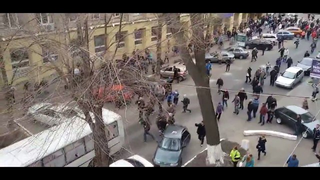 В Харькове пророссийские активисты напали на автобус с милицией