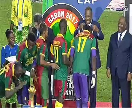 مراسم تتويج منتخب الكاميرون بكـأس أمم أفريقيا