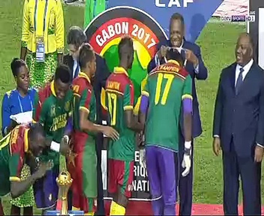 مراسم تتويج منتخب الكاميرون بكـأس أمم أفريقيا