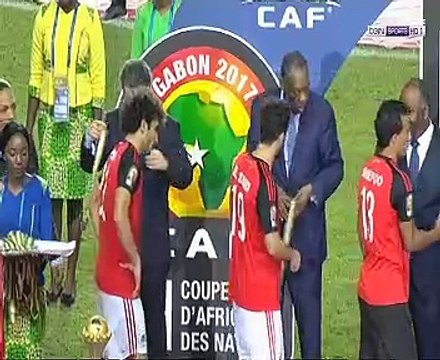 أسود الكاميرون يكرمون الفراعنة بـ ممر شرفى قبل تسلم الميداليات