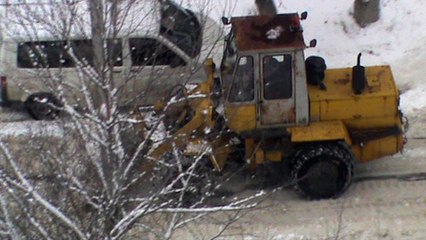 Трактор убирает снег в городе Орле — Город Орёл