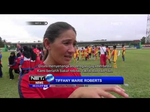 Pemain sepak bola Amerika ajarkan teknik bermain pada ratusan siswa di Banten - NET5