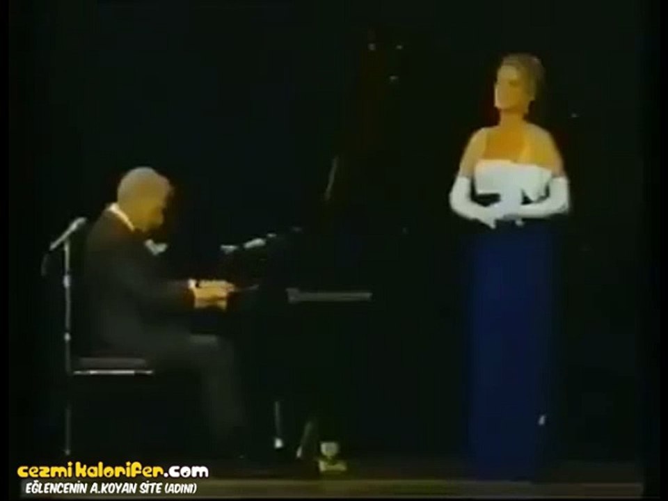 Şarkıdan Bi Haber Olan Piyanistin O Neydi Gız Tepkisi