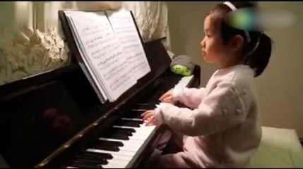 Incroyable, à 3 ans, elle joue du piano comme une pro !