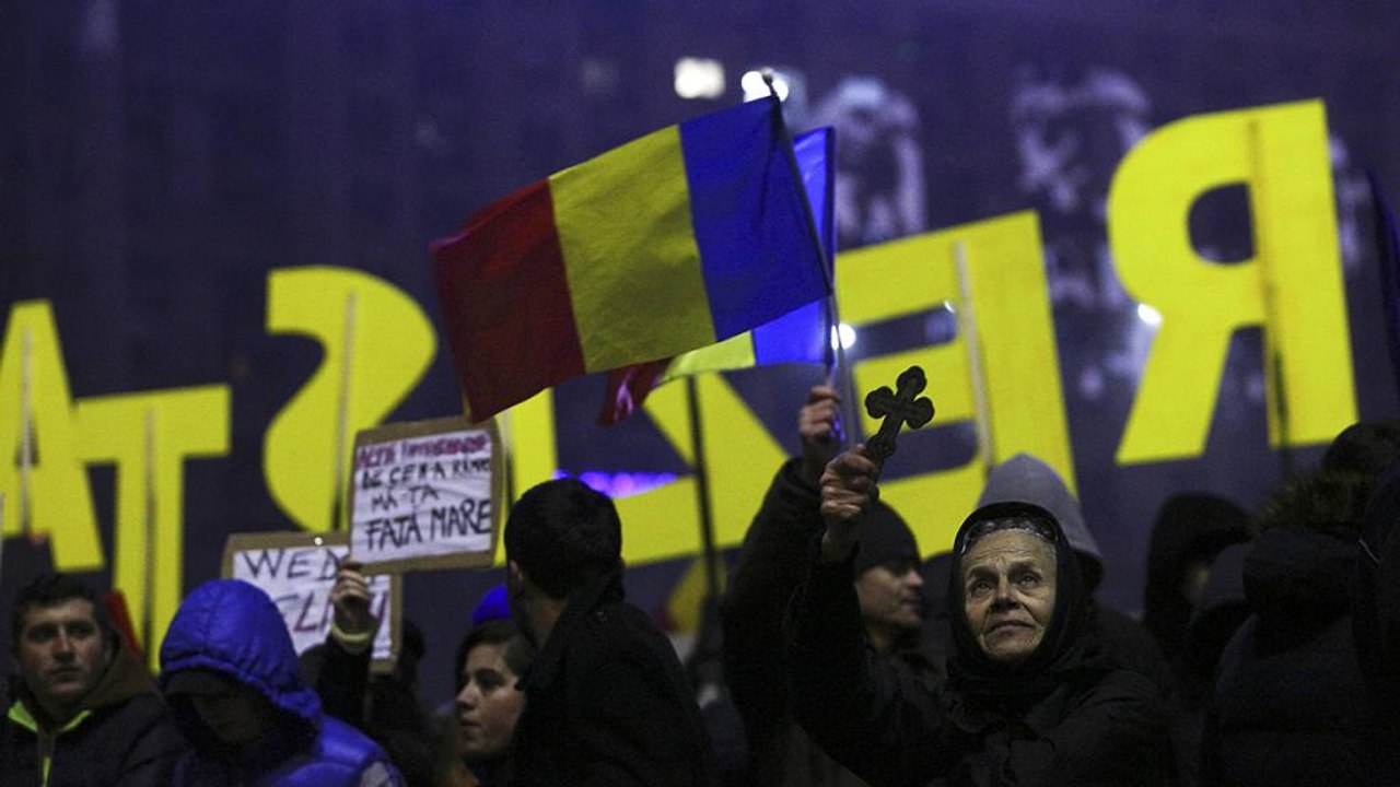 Los rumanos siguen en la calle pese a la derogación del decreto
