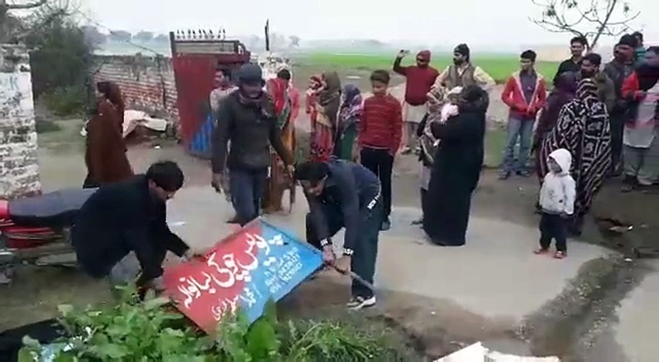 Police Man Beaten By Angry Mob