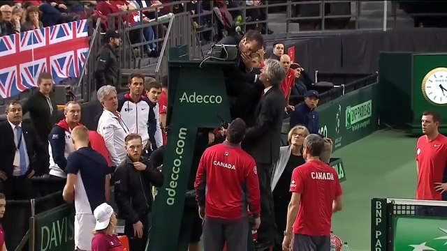 Le tennisman Denis Shapovalov envoie sa balle dans l’œil de l'arbitre