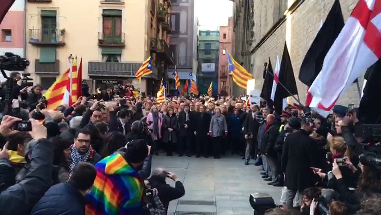 'Els segadors' al Fossar de les Moreres en suport a Mas, Ortega i Rigau