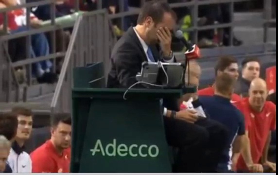 Denis Shapovalov tire dans la tête de l'arbitre