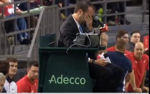 Denis Shapovalov tire dans la tête de l'arbitre