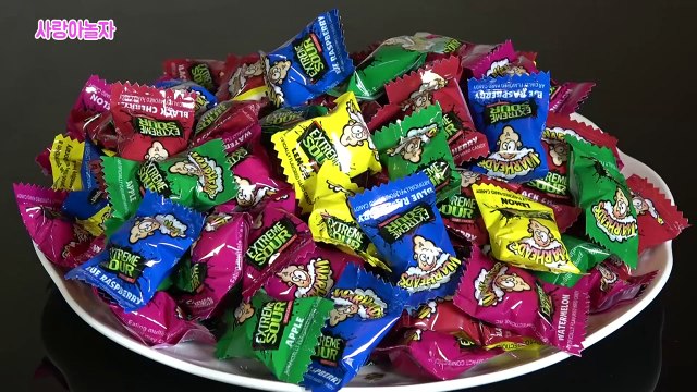 [사랑아놀자]엄청나게 신 사우워캔디(SOUR CANDY) 먹기도전~우와 대박! 짱셔,아이셔보다 더 시다!(WARHEADS EXTREME SOUR HARD CANDY)-8Jc1LcI5PcQ