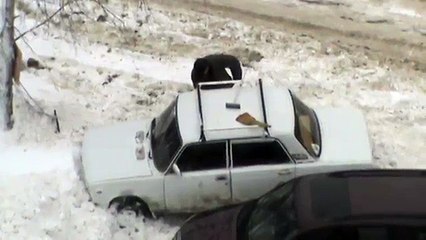 Белая машина жигули на улице в снегу и в сугробе