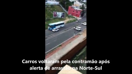 Carros voltam na contramão após alerta de arrastão
