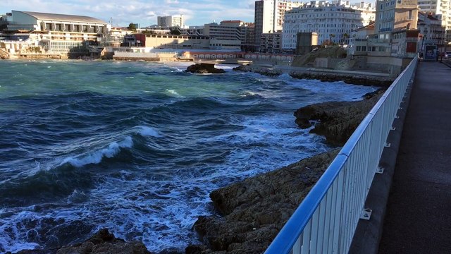 Marseille : vagues et rafales de vent sur la Corniche aux Catalans