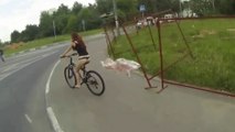 Une russe perd sa jupe en vélo