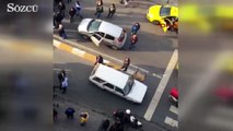 Taksim'de bıçaklı kavga kamerada