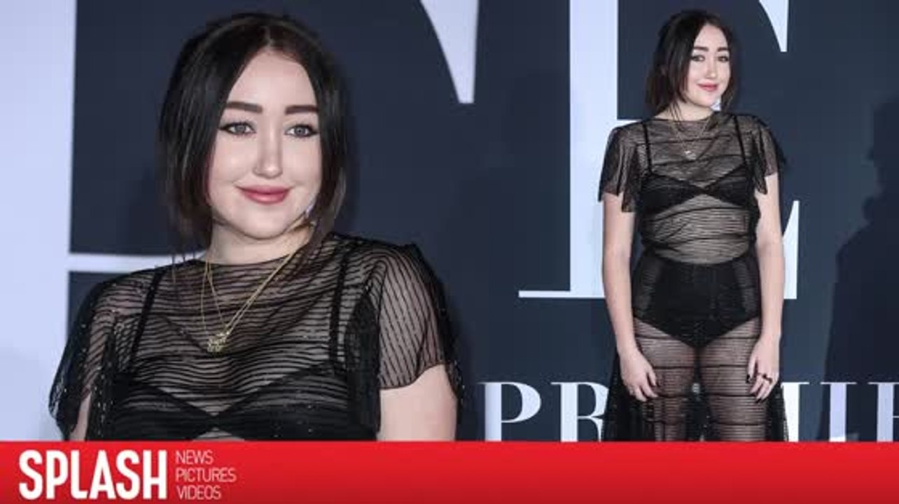 Noah Cyrus copie le style de sa sœur à la première de Cinquante nuances plus sombres