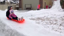 Vuole far divertire i bambini sulla neve, ma alla fine crea una pista che fa impazzire anche gli adulti!