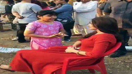 Anushka's CUTE FAN Sings Jag Ghoomeya From Salman Khan's Sultan अनुष्का ने लगा लिया गले,