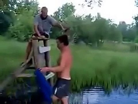 Прикол в деревне. Пьяный на тарзанке