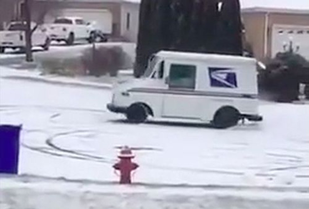 Un postier s'amuse sur la neige avec son camion !