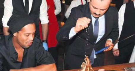 Nusret Gökçe Dubai'de Olduğu İçin Ronaldinho'nun Etini Başkası Tuzladı