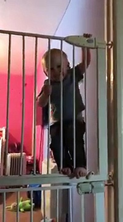 A 21 mois, ce bébé escalade une double barrière de sécurité tel un acrobate